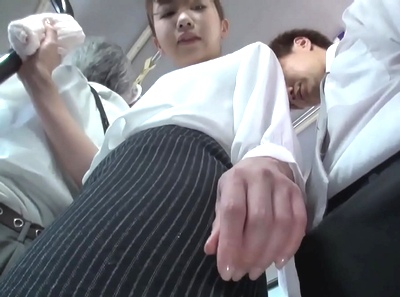 ミニスカOLがバスで狙われ痴漢→汗だくムラムラになって反撃に出た痴女がお掃除フェラまでｗｗｗｗｗ